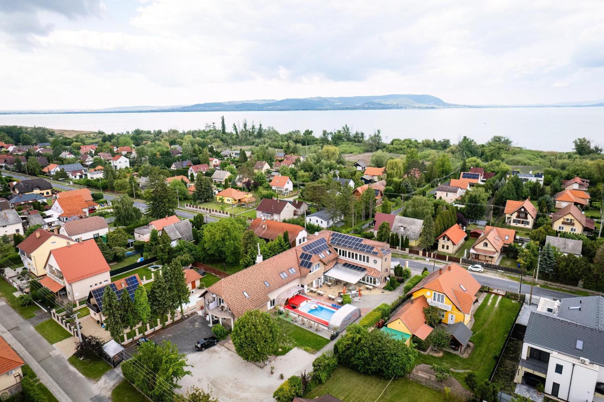 Pelso Panzio Acomodação com café da manhã Balatonmáriafürdő Exterior foto